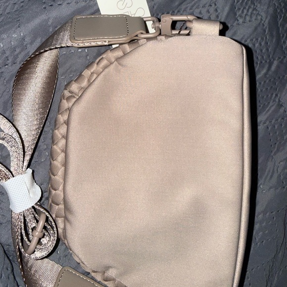 Chic Beige Woven Crossbody Bag - Picture 3 of 5